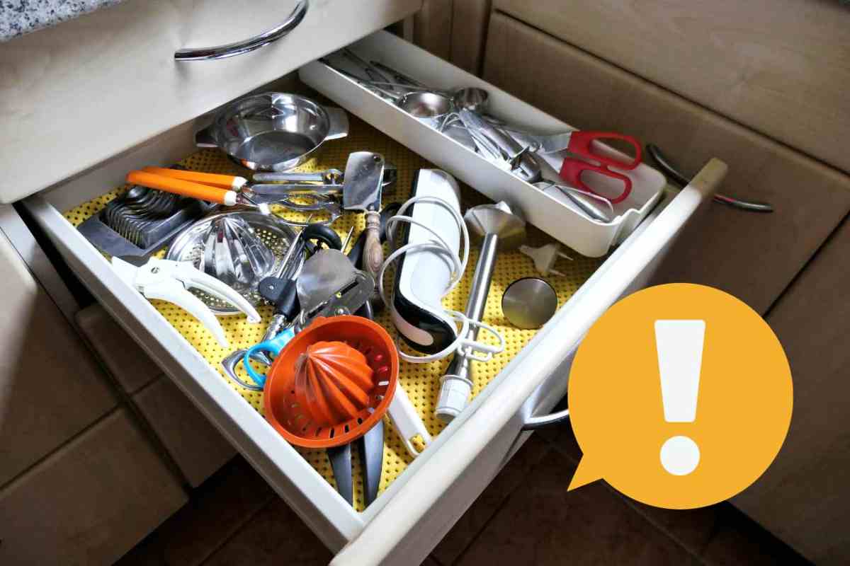 Ecco cosa non dovresti mai tenere nei cassetti della cucina: errori che abbiamo fatto tutti