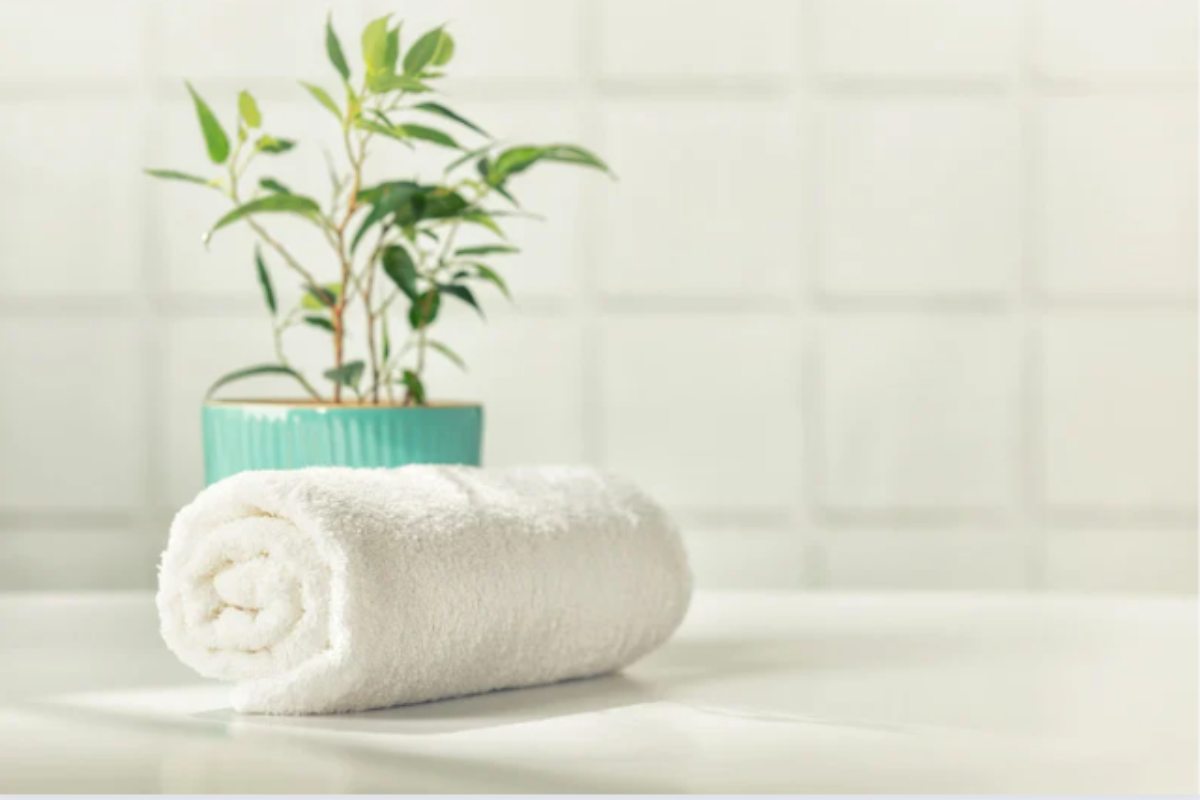 con asciugamani bianchi il bagno rende gli spazi più ampi