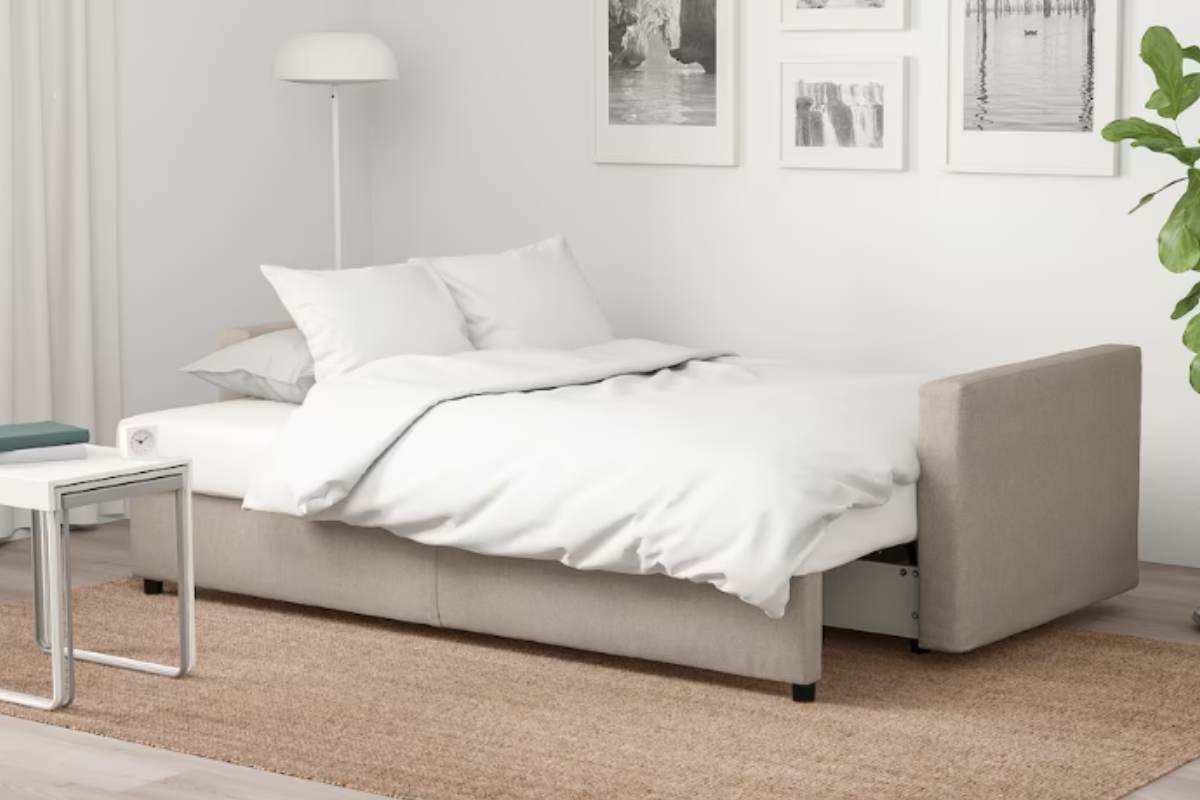 lo vogliono tutti, divano letto Ikea a due posti, bello e funzionale.