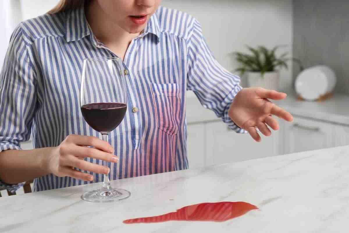 Il trucco che pochissimi sanno per rimuovere la macchia di vino che non rovina i tessuti (pure quello rosso!)