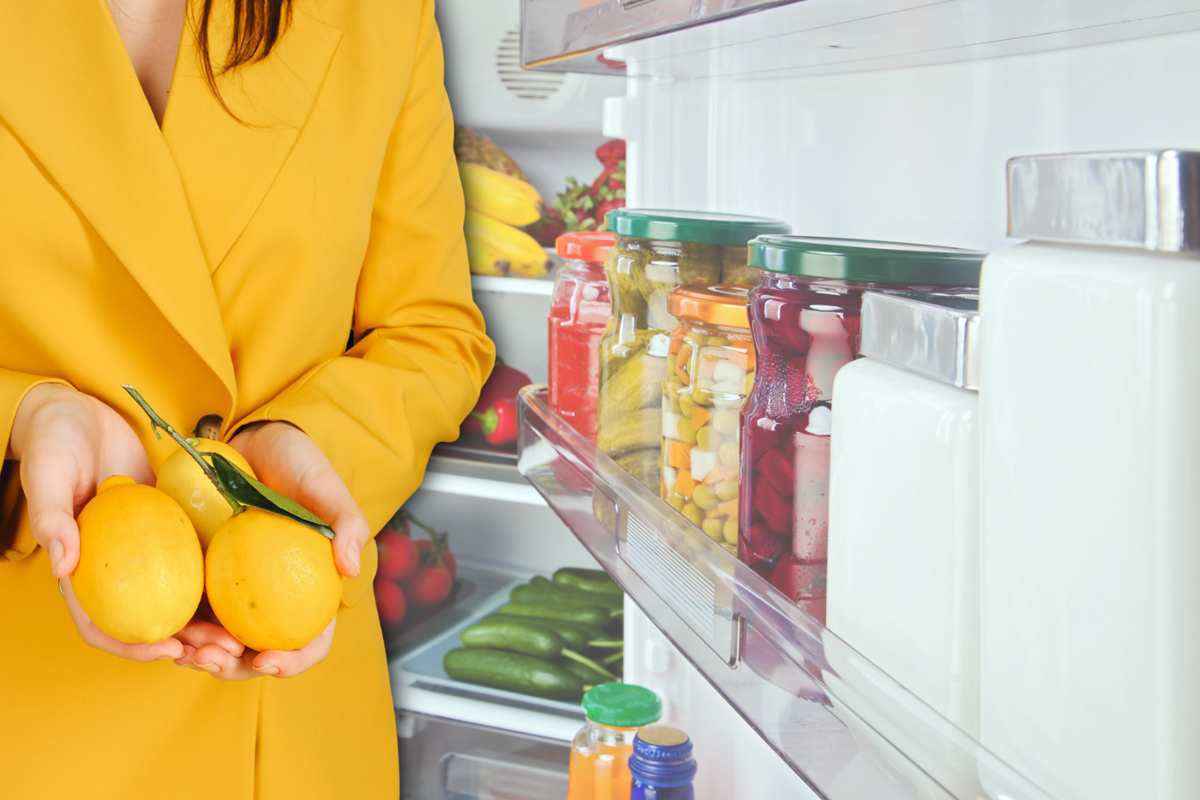 Macchie gialle nel frigorifero: con questo metodo gli dici addio senza spendere un euro