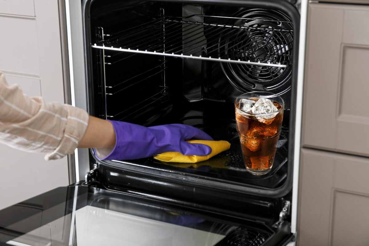 pulire il forno con la coca cola