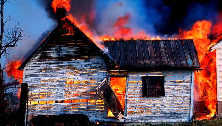 test di personalità: cosa faresti con la casa a fuoco