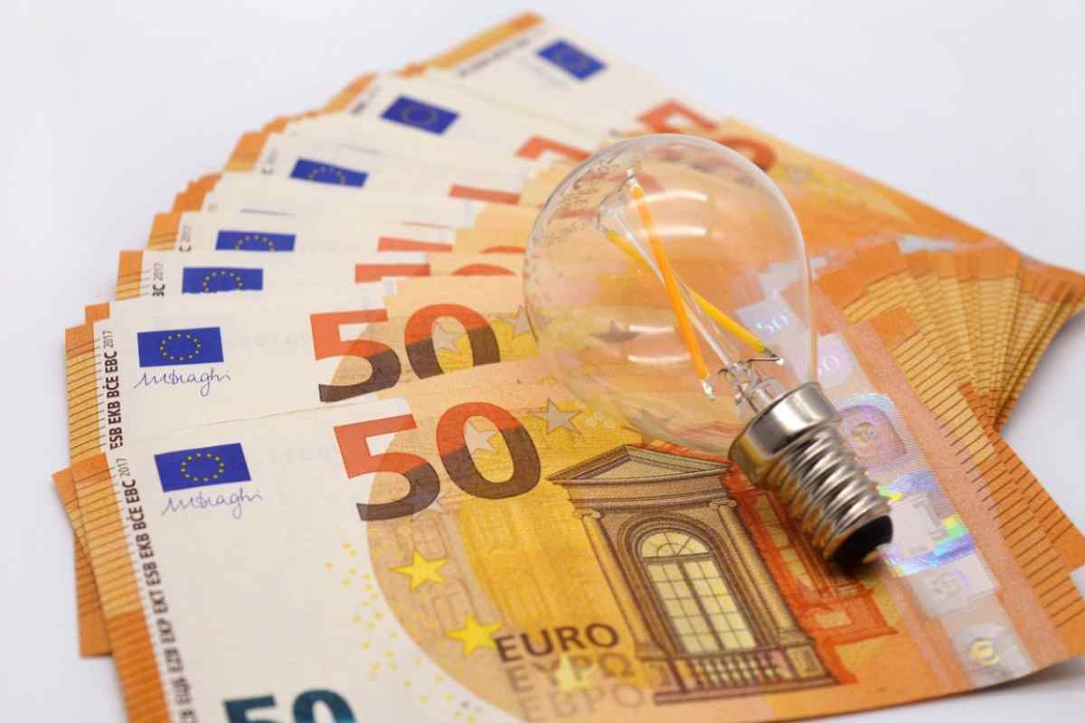 Stangata bollette luce e gas: circa 2091 euro l’anno, allarme dalle associazioni