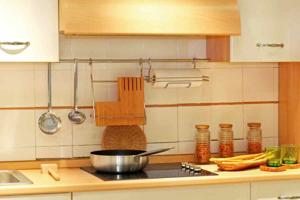 Lo spazio in cucina non basta mai: con queste idee ogni cosa sarà al suo posto