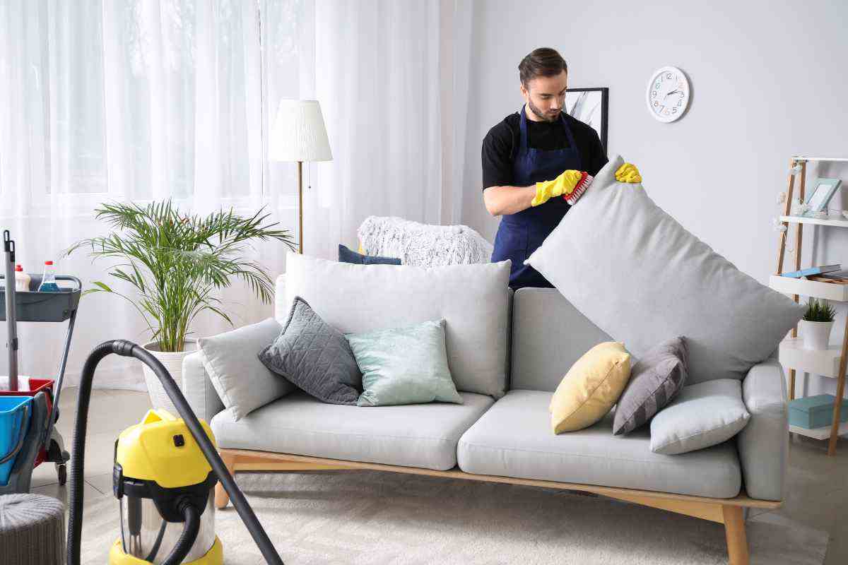 C’è un trucco per pulire il divano che in pochi conoscono ma funziona benissimo