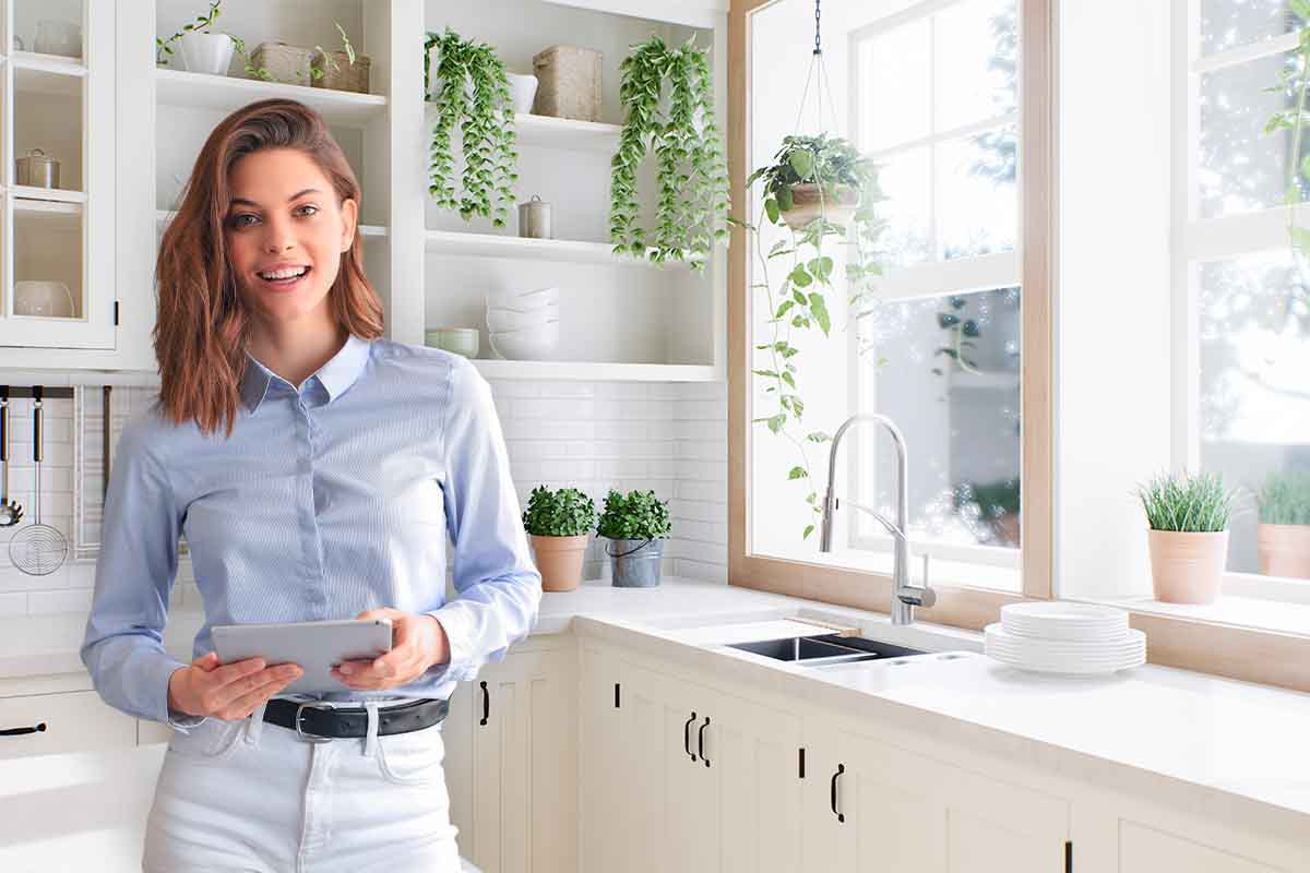 Cucina bianca e moderna dall’estetica minimal: come arredarla al meglio, i consigli degli interior designer