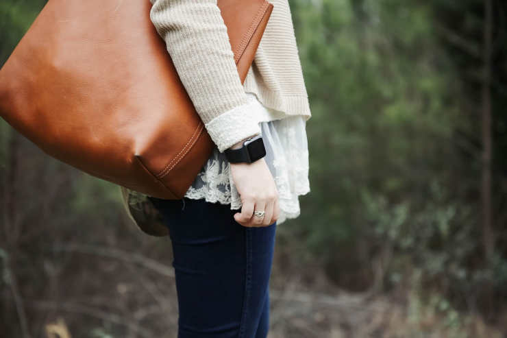 Ragazza con borsa