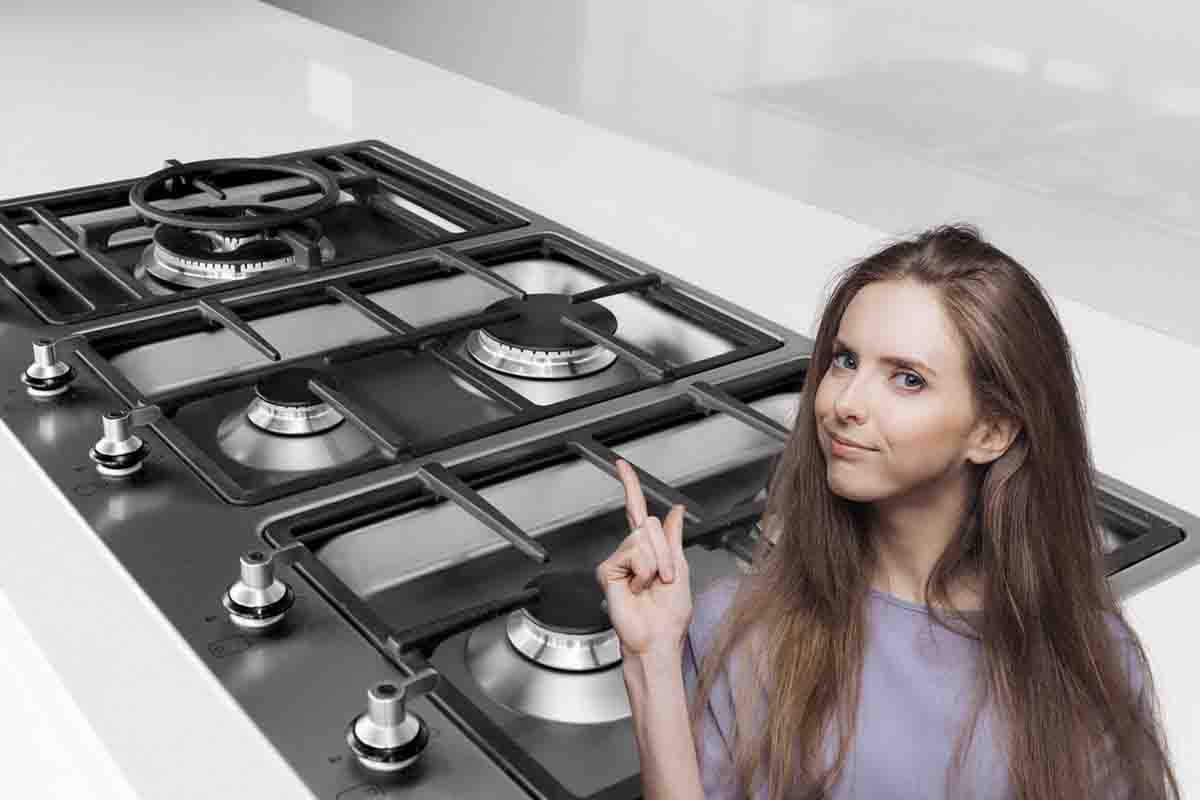 Come scegliere il piano cottura in cucina: meglio a gas o a induzione? Tutti i pro e i contro per non sbagliare