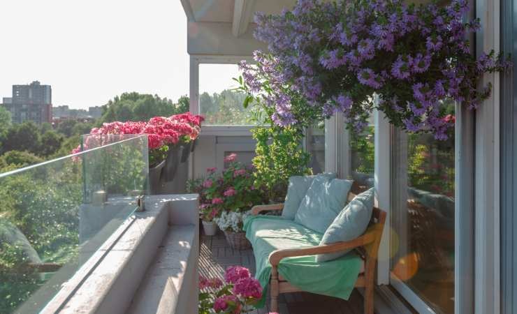 Balcone fiorito in autunno 