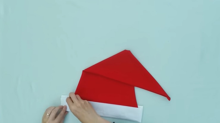 come fare il cappello di babbo natale con un tovagliolo