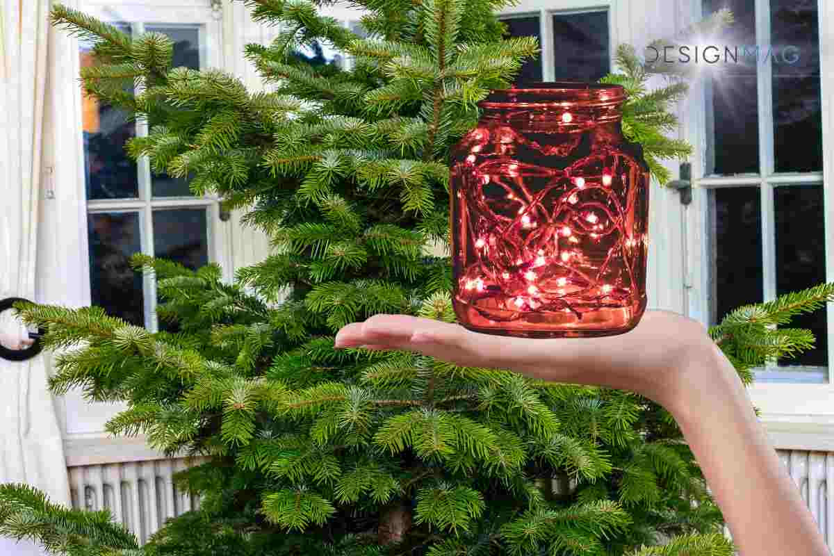 Esiste un metodo infallibile per mettere le luci sull’albero di Natale: solo così sarà pieno e luminoso