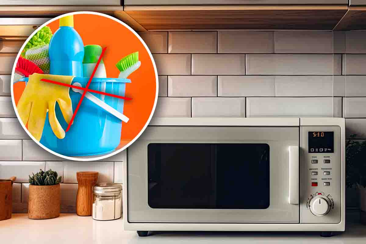 Pulire il forno a microonde, è possibile anche senza prodotti chimici: metti a “cuocere” e guarda la magia