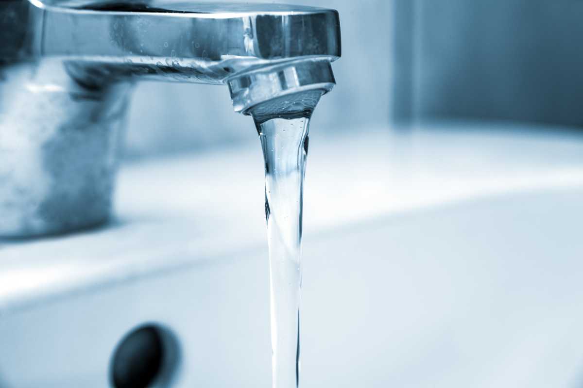 un rubinetto con flusso di acqua debole