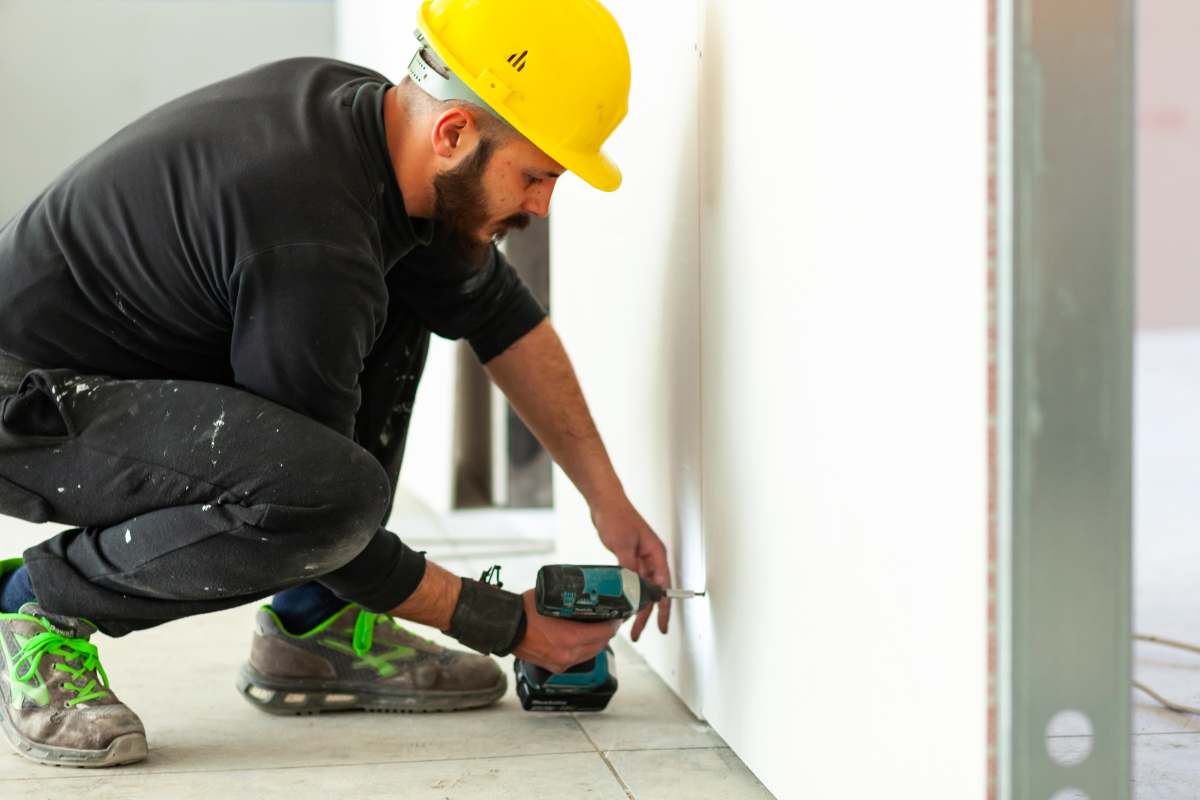 Gesso cartonado na sala: como transformar uma parede simples em uma parede com gavetas de madeira