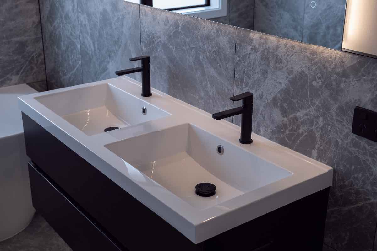 Il doppio lavabo può essere installato in un bagno piccolo?