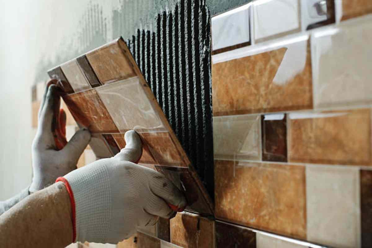 Goodbye to yellow tiles: with this simple accessory you can renew the wall without stress