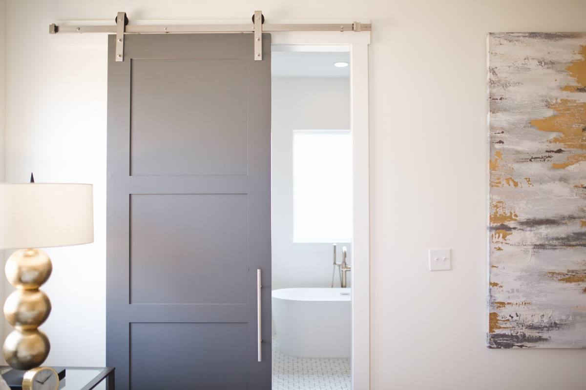 Ottimizzare gli spazi in casa con le porte scorrevoli: tipologie tra cui scegliere, vantaggi e svantaggi