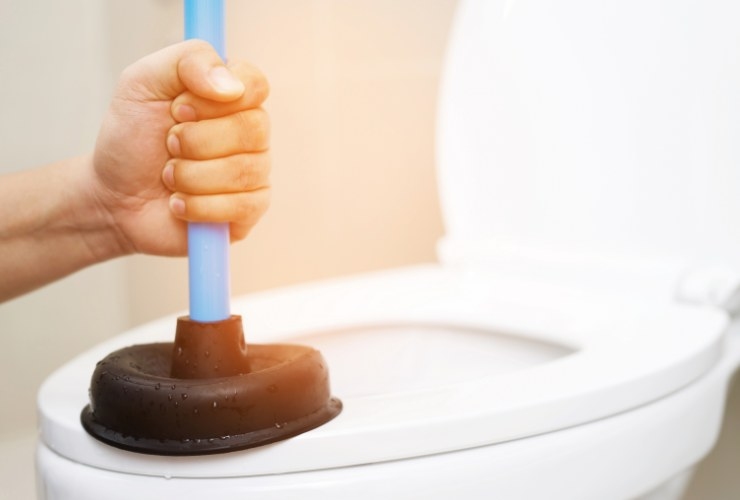Una confessione che arriva direttamente dagli idraulici, ecco cosa non faranno mai nel bagno della nostra casa, fate attenzione. 