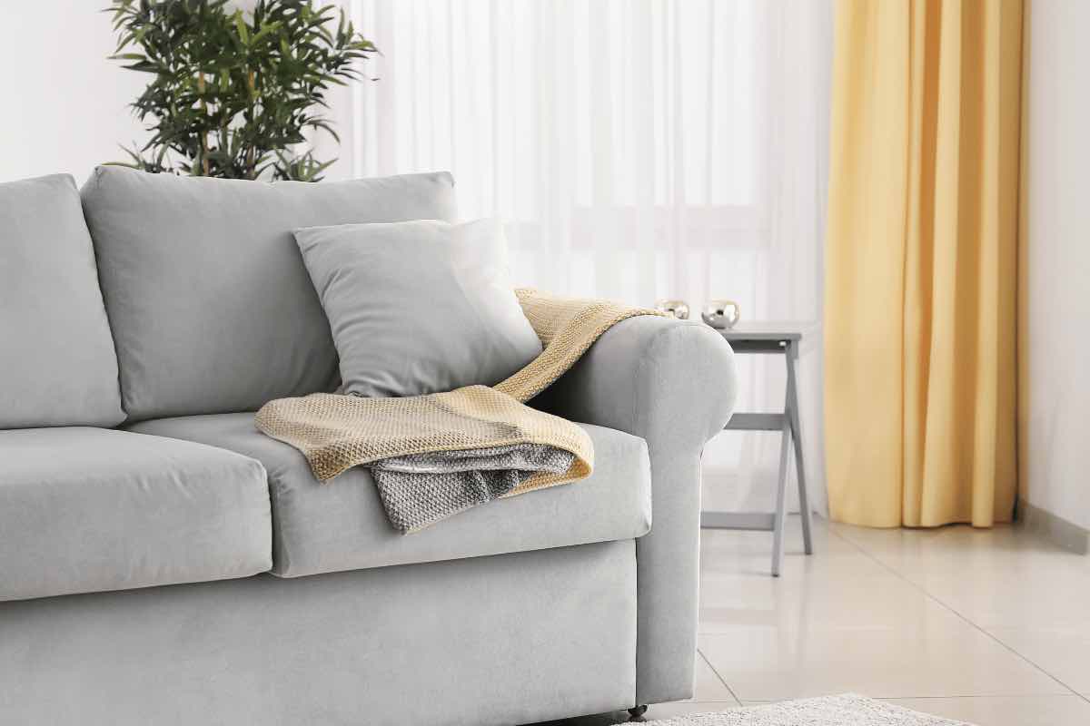 Ecco come sistemare al meglio la coperta sul tuo divano