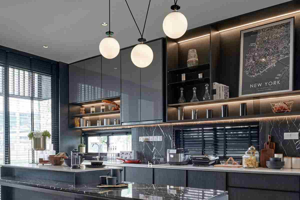 A kitchen with a modern and very practical design: it will look like you are in a restaurant, thanks to the appropriate lighting