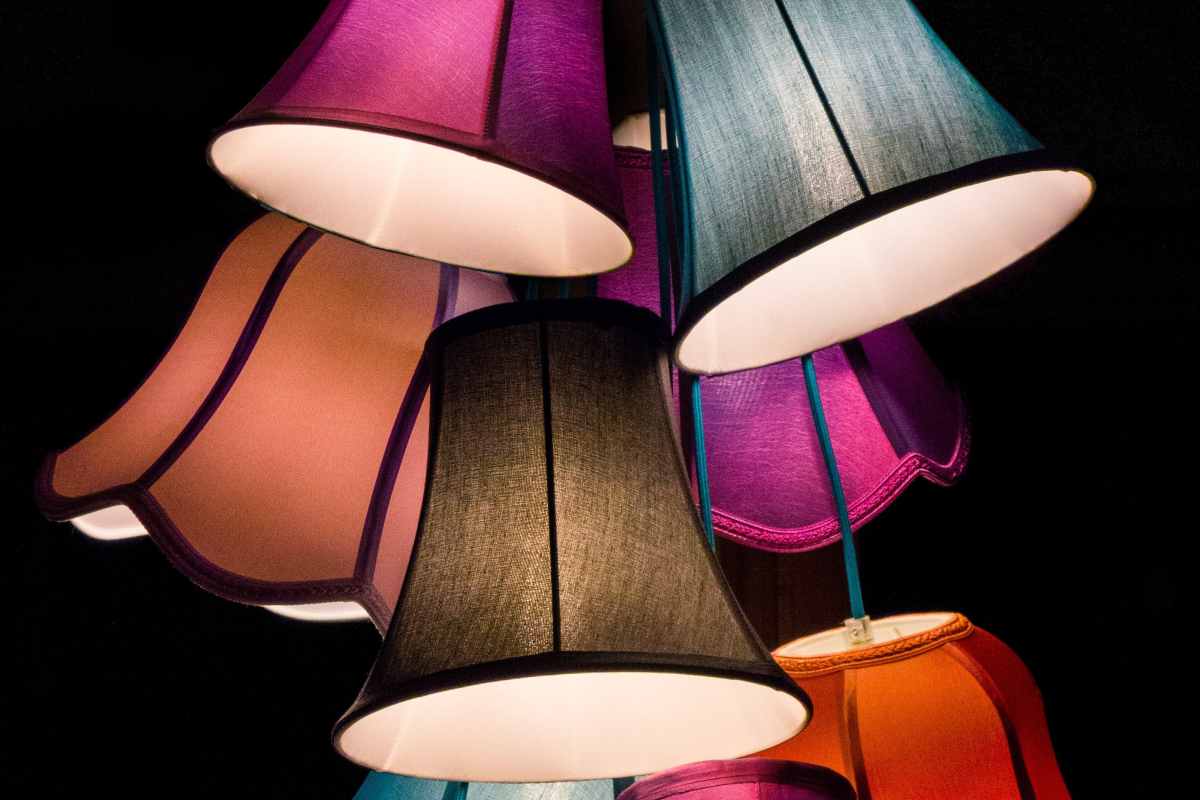 Lampadari: come scegliere quello giusto da abbinare allo stile della cucina