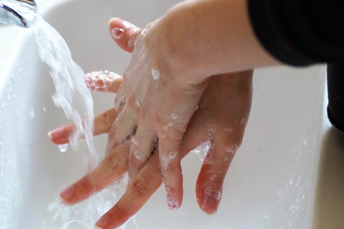 Non lavarsi le mani dopo aver maneggiato alcuni oggetti può essere pericoloso