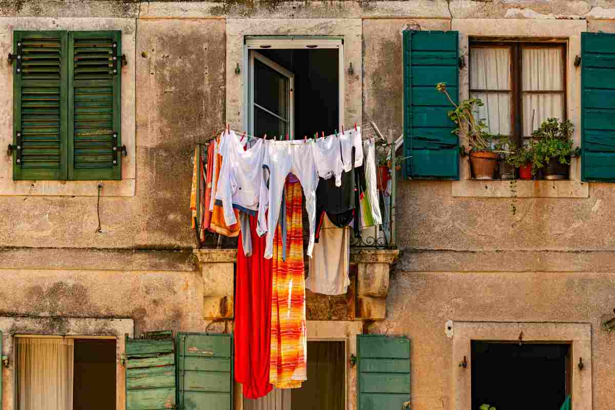 Panni sgocciolanti dal balcone: scopri se è reato o meno