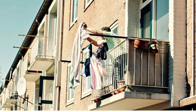 Panni sgocciolanti dal balcone: è reato? La verità