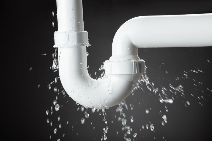 Se in casa hai una perdita d'acqua e non puoi chiamare l'idraulico ecco alcuni consigli utili