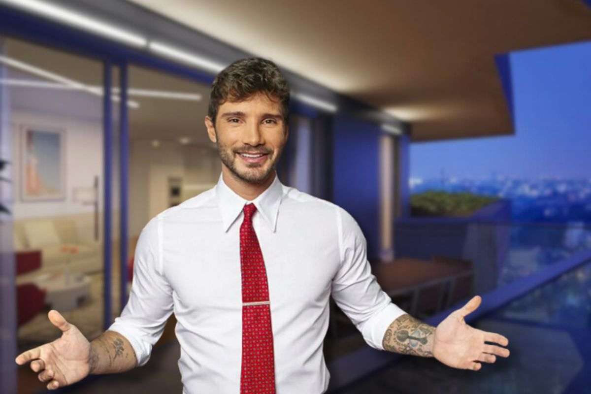 Il momento di relax di Stefano De Martino, il particolare non passa inosservato