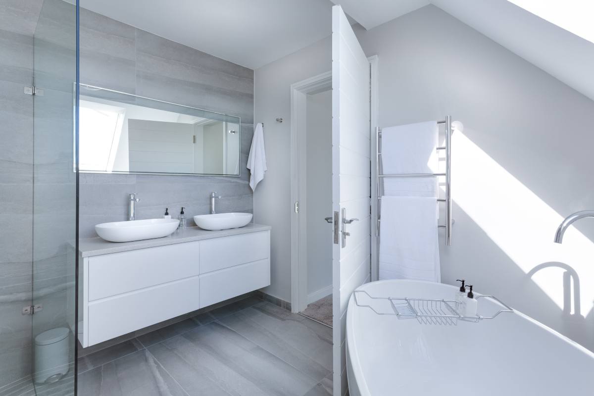 Bagno piccolo, non rinunciare alla vasca: 10 idee (low cost) per ottimizzare gli spazi