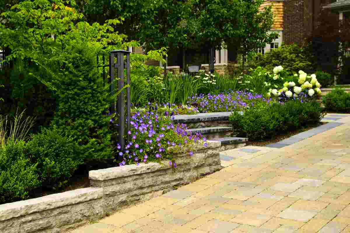 Giardino pavimentato da usare tutto l’anno? Come organizzarlo e quali materiali usare