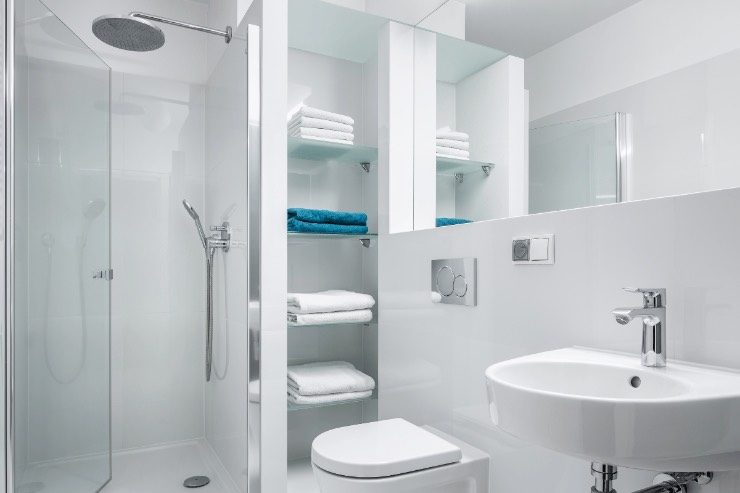 Il tuo bagno bianco è spento e poco confortevole? Ecco alcuni trucchi da mettere in pratica