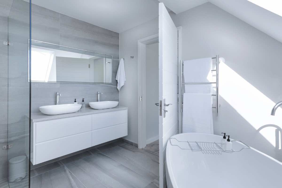 Il tuo bagno bianco è spento e poco confortevole? Ecco alcuni trucchi da mettere in pratica