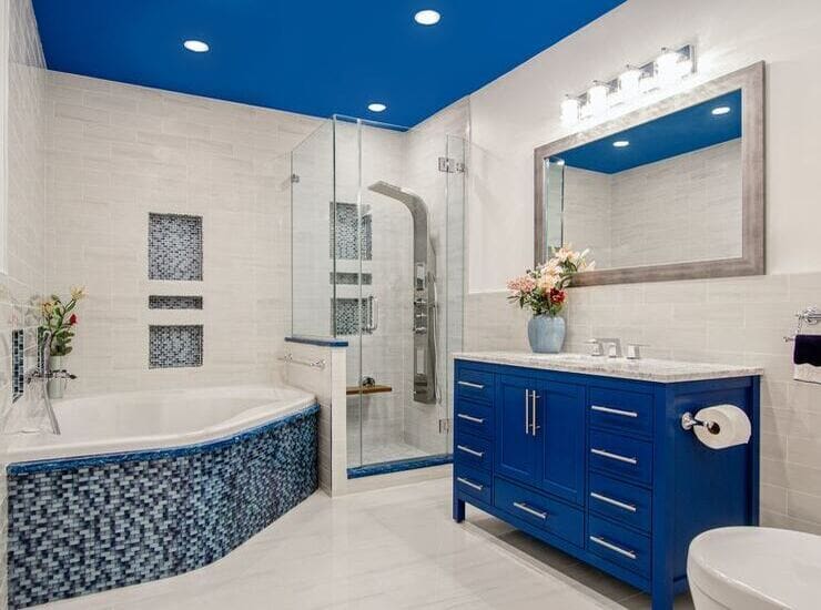 Arredamento azzurro in bagno