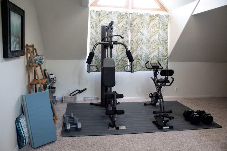 An empty room becomes an excellent gym