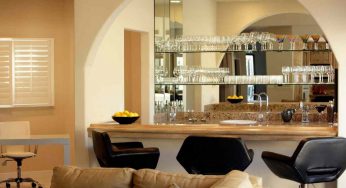 Vuoi creare un angolo bar in casa per ospitare aperitivi e dopo cena? Come farlo senza stravolgere l’arredamento