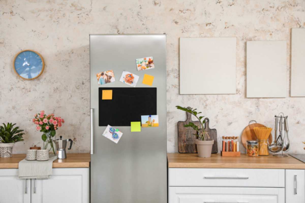 regole posizionare frigo cucina