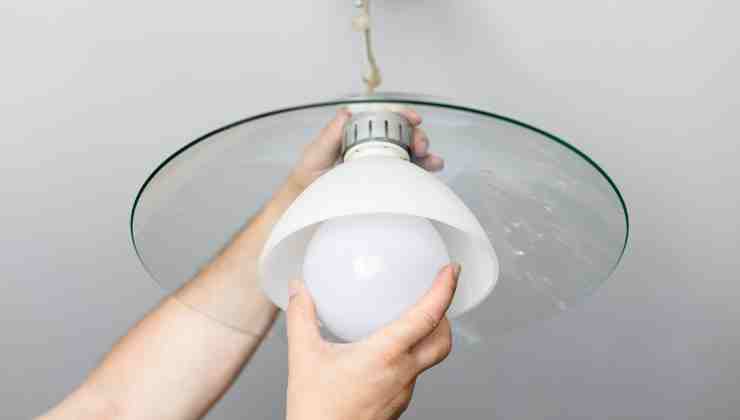 Come si monta un lampadario al soffitto: alcune dritte