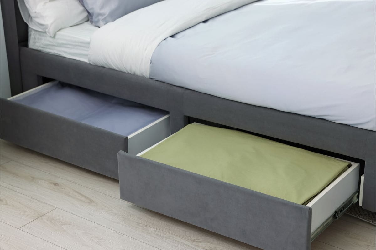 Storage beds, not all of them adapt to the room: rating of the best solutions