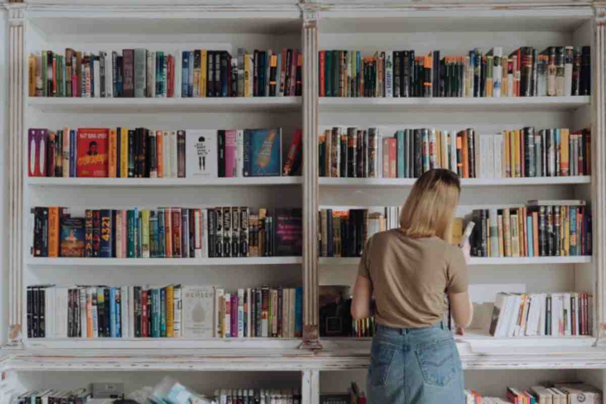 Per cambiare volto alla casa basta una libreria: 8 idee per trasformare gli spazi senza chiamare l’architetto