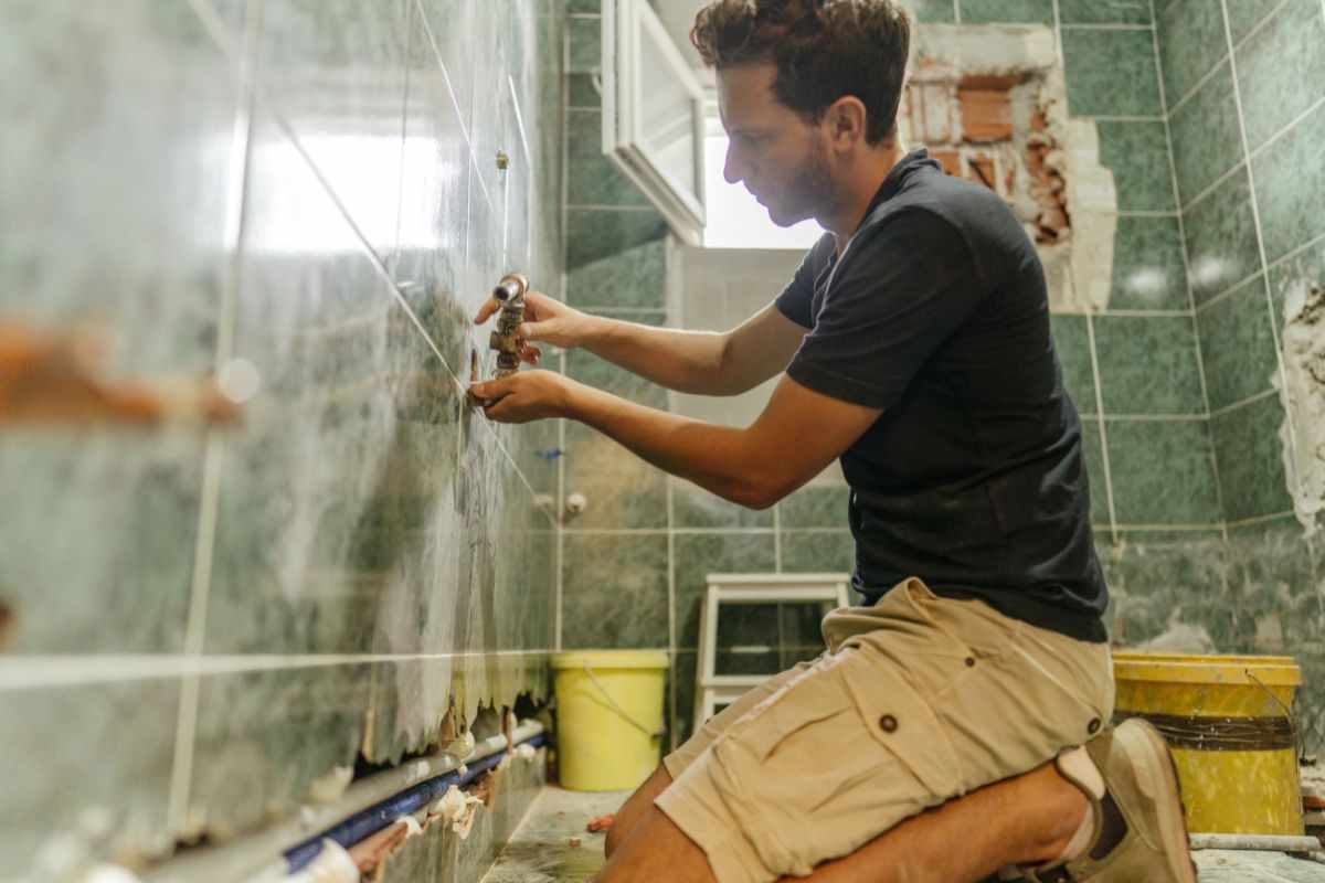 Rinnovare il bagno senza eliminare le piastrelle: con questa tecnica risparmi tempi e denaro