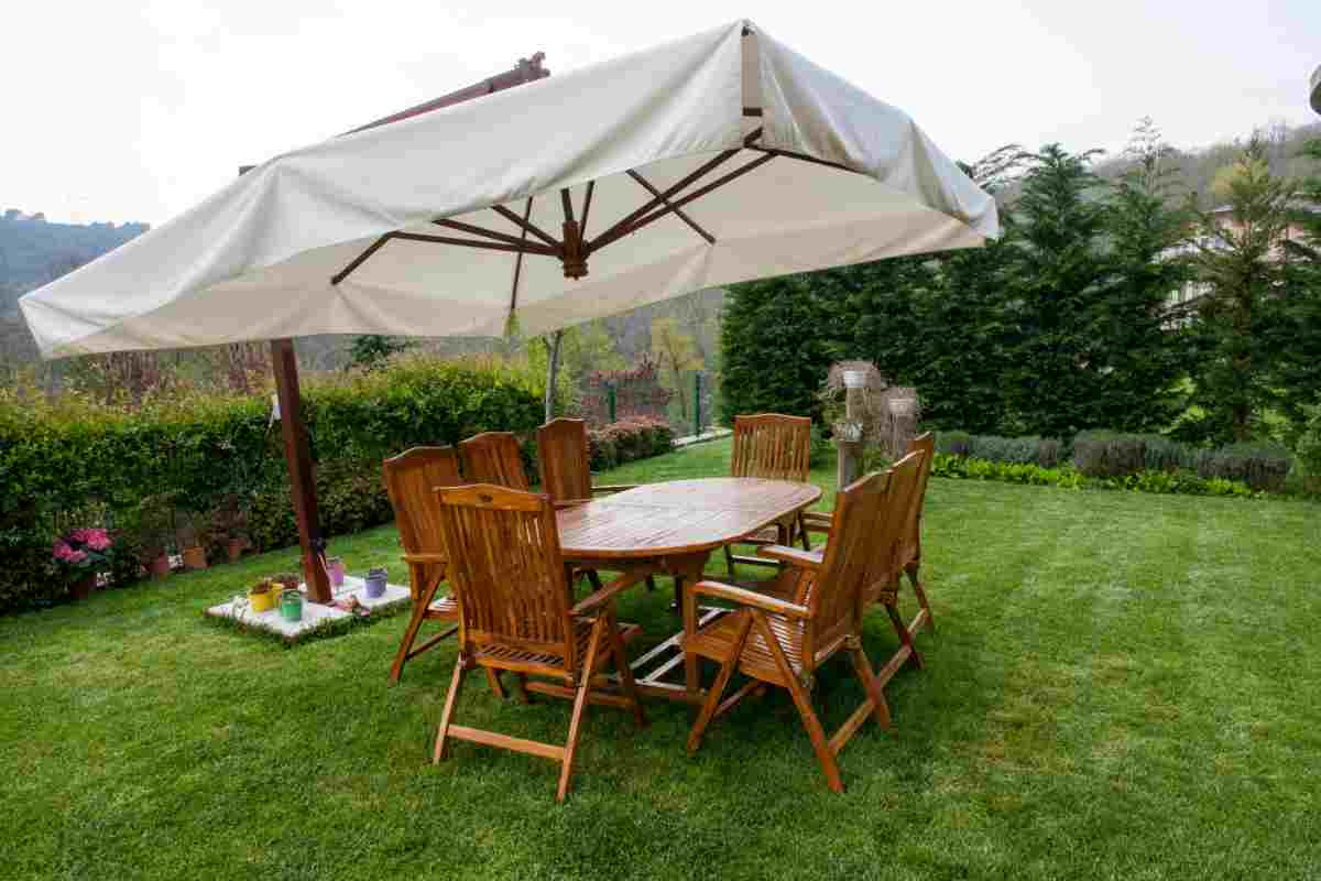 tavoli e ombrelloni da giardino in offerta da Leroy Merlin