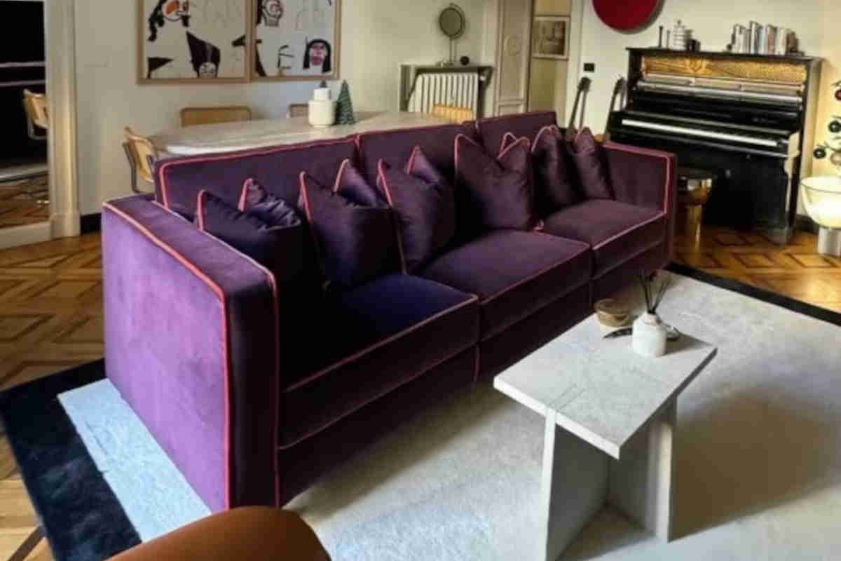 Il divano viola della casa milanese di Stefano De Martino fa impazzire: quanto costa prenderne uno uguale