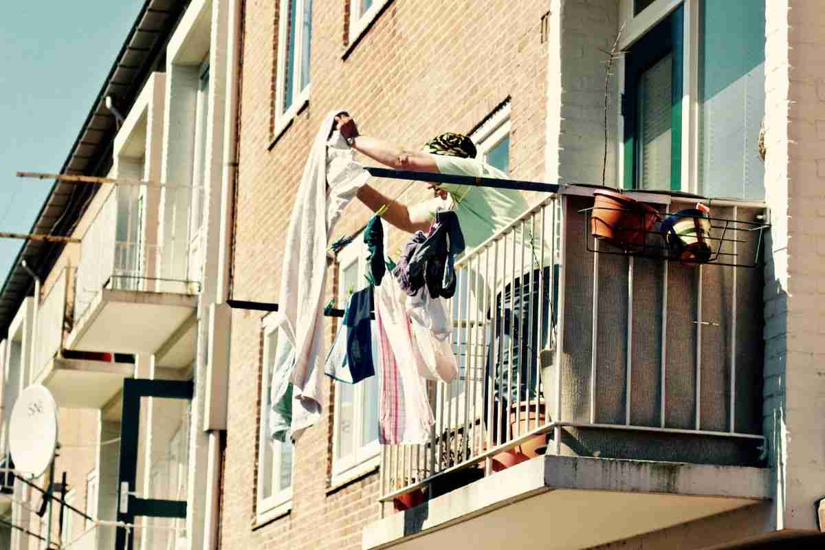 se stendi panni fuori balcone multa salatissima