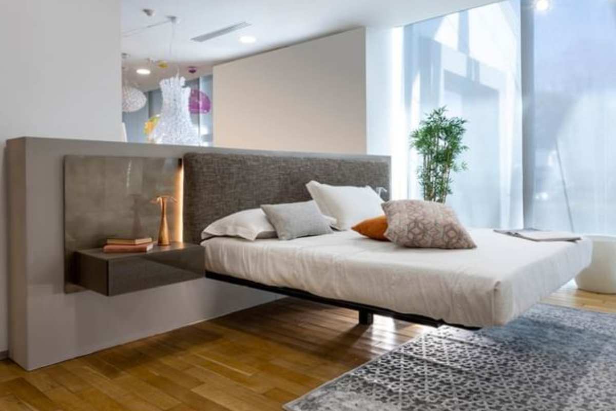 Il letto sospeso in camera è una buona idea? Sceglilo in base a vantaggi e svantaggi