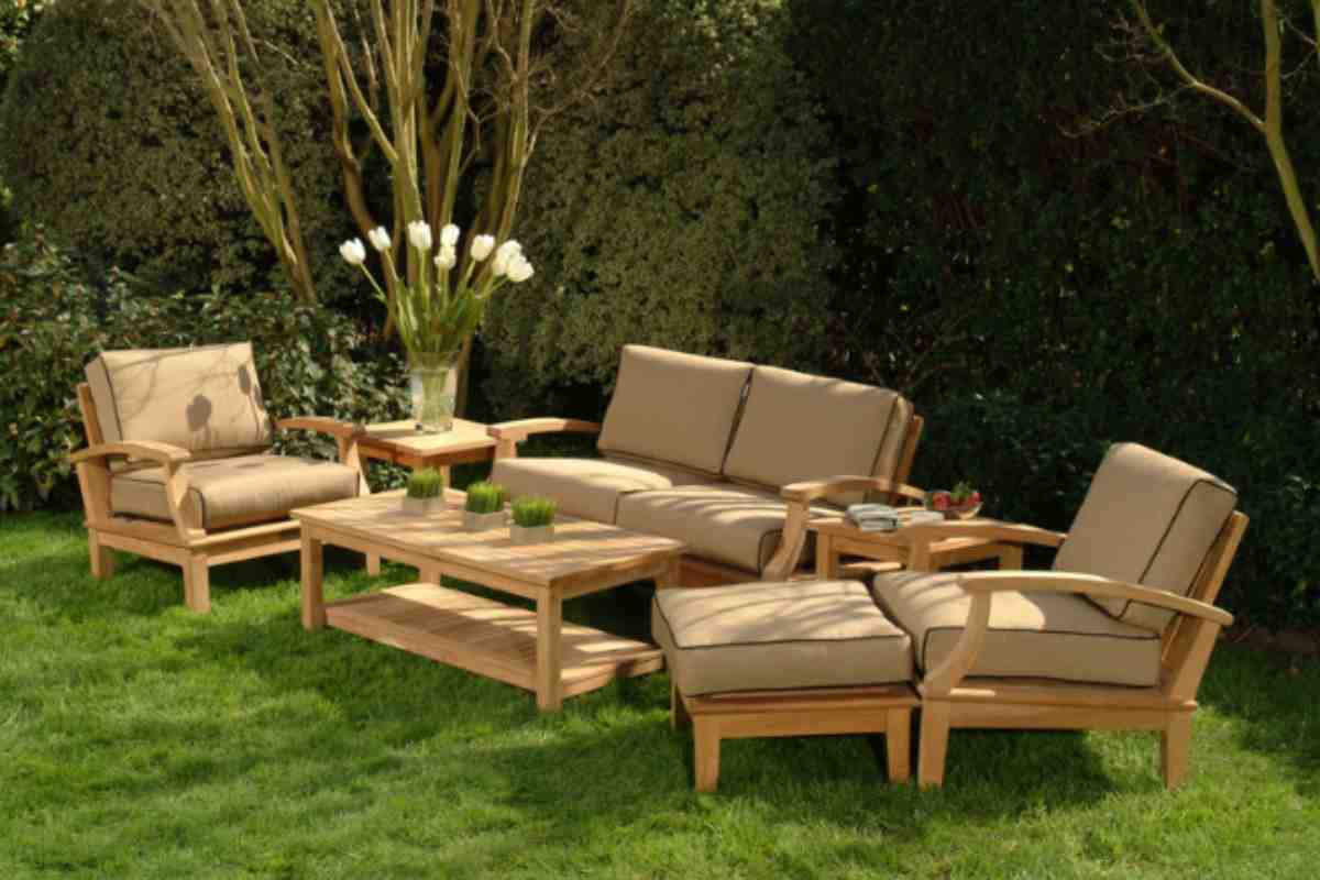 Mobili da esterno, non fare affidamento solo sull’estetica: i materiali migliori per un giardino glamour