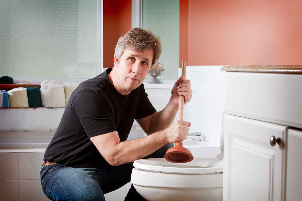 metodo fai da te sturare wc intasato