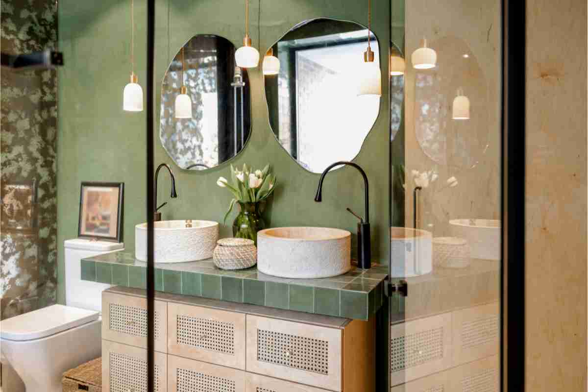 bagno arredato in stile boho